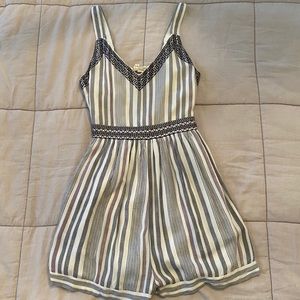 🦋3/$20 Romper *with pockets*